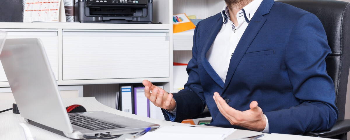 IT support consultant explaining a managed recovery or continuity solution to a small business client